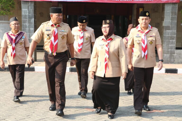 WAKIL BUPATI GRESIK AMINATUN HABIBAH PIMPIN APEL PERINGATAN HARI BESAR PRAMUKA KE-62