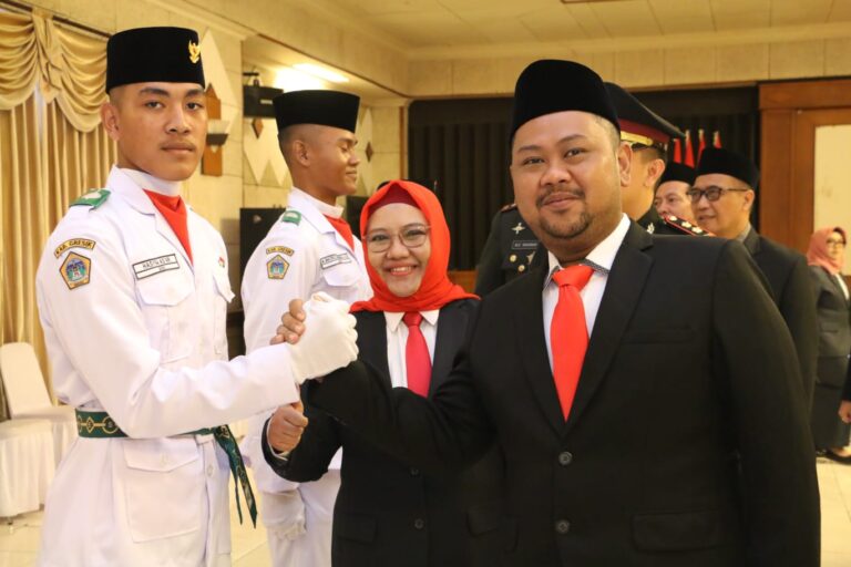 BUPATI GRESIK GUS YANI KUKUHKAN 75 ANGGOTA PASKIBRAKA TAHUN 2023