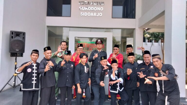 JAGA PERSATUAN BANGSA: DELAPAN PERGURUAN PENCAK SILAT DI SUKODONO IKUTI UPACARA HARI KEMERDEKAAN RI KE-78