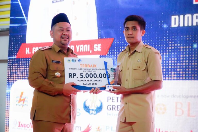 TINGKATKAN LAYANAN INFORMASI DIGITAL TINGKAT DESA, BUPATI GRESIK BERIKAN PENGHARGAAN NAWAKARSA AWARD DESA SIAP