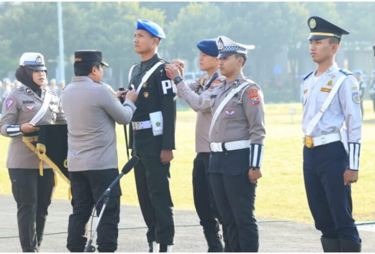 Polda Jatim, Berikan Gif untuk Masyarakat yang Tertib Berlalulintas Pada Operasi Zebra Semeru 2023