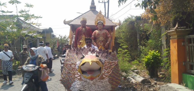 Karnaval Peringatan HUT Ke-78 RI, Sekdes Desa Tanah Landean Esdi Wariono: Bak Raja Bijak Pulau Bali