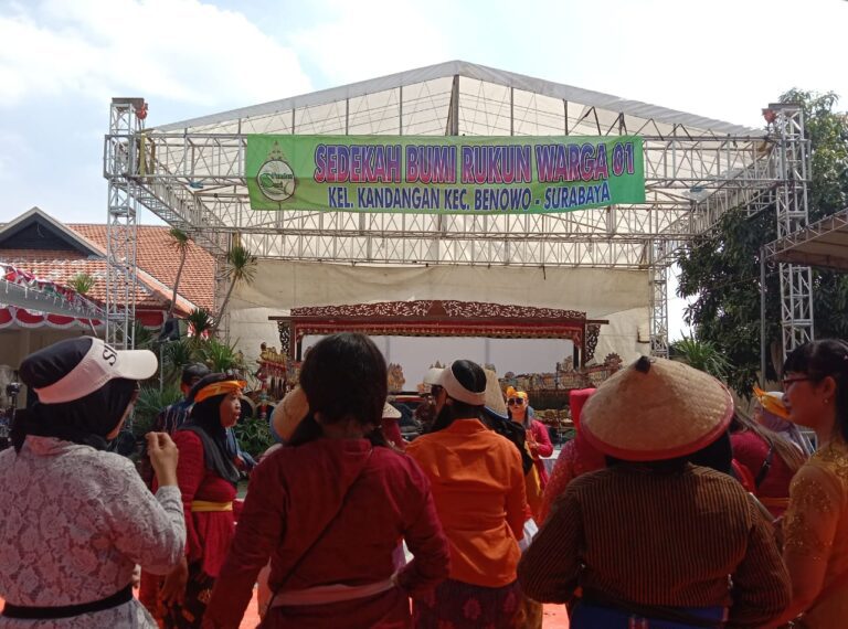 Warga RW.01 Pandansari Kelurahan Kandangan Benowo: Gelar Kirab Budaya Sedekah Bumi