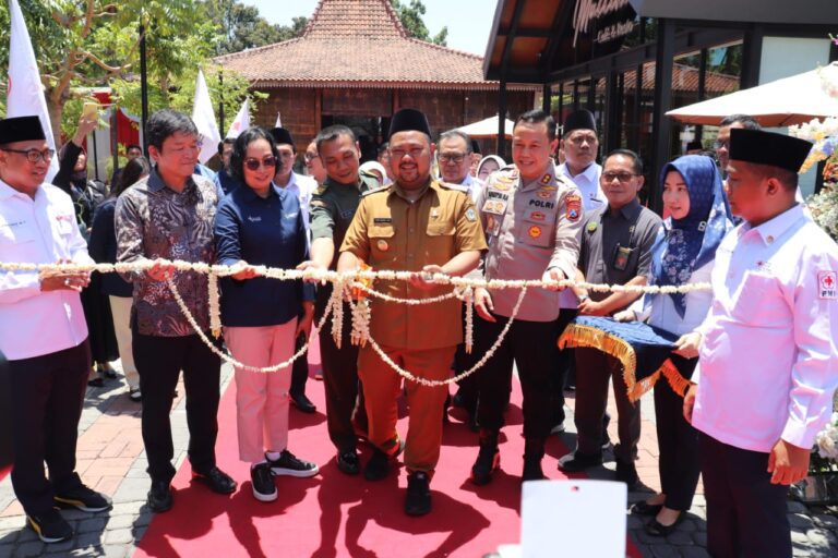 Bupati Gresik Berikan Penghargaan Kepada 15 Pendonor Darah Sukarela 50 Kali dan Serahkan Kendaraan Operasional di HUT PMI Ke 78