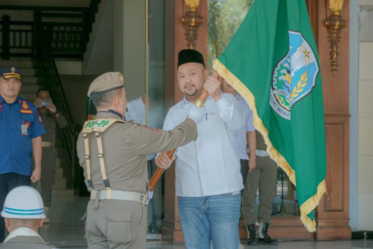 Gus Yani Sambut Kirab Pataka Jer Basuki Mawa Beya Di Kabupaten Gresik