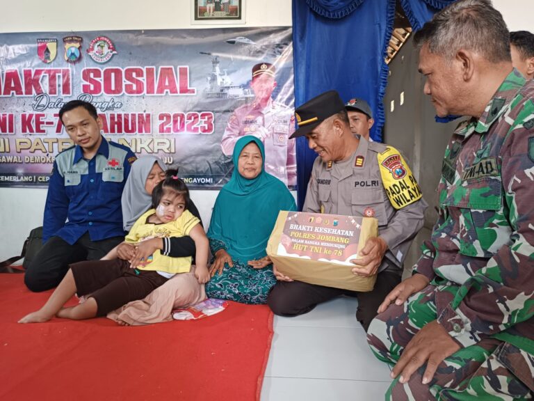 HUT TNI ke 78, Bhabinkamtibmas dan Babinsa Bantu Pengobatan Penderita Cerebral Palsy di Jombang