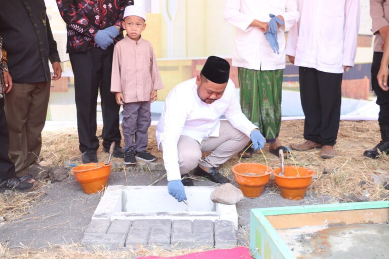 Bupati Gresik Lakukan Peletakan Batu Pertama Masjid KH Muchtar Djamil Perum Green Garden Gresik