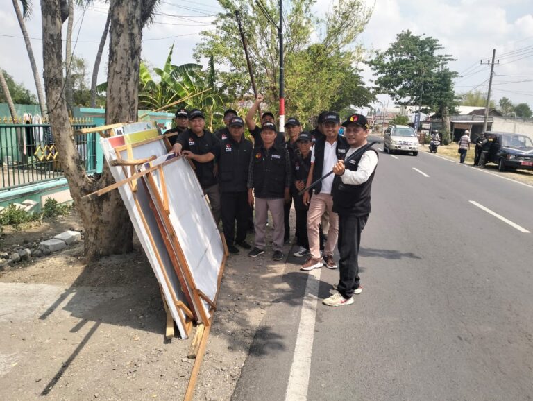 Panwascam Balongpanggang: Tertibkan Alat Peraga Kampanye Di Wilayah Kecamatan Balongpanggang