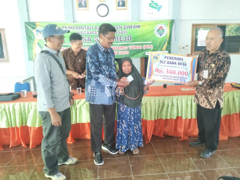 H. Muslikh Kepala Desa Sukorejo Kecamatan Bungah, Sukses Laksanakan Pembagian BLT-DD Tahap 11 Tahun 2023