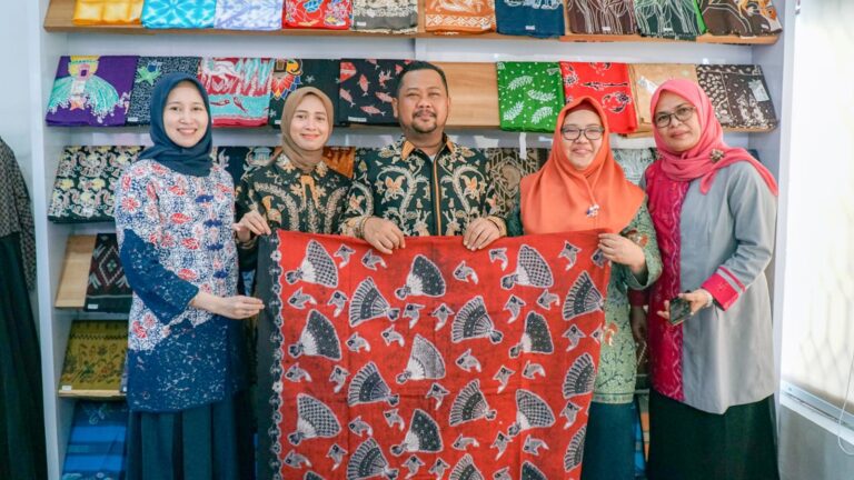 Ada Tenun, Batik Hingga Olahan Makanan, Galeri Dekranasda Jadi Etalase Produk Unggulan Kabupaten Gresik