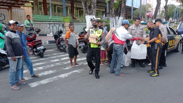 POLISI INI BEDA !! PATROLI ANTISIPASI KEJAHATAN SAMBIL BAGIKAN 200 NASI KOTAK KE MASYARAKAT