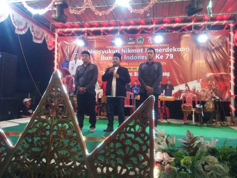 Di Alun-Alun Wisata Religi Mbah Ronggo: Ketua TP-PKK dan Istri Perangkat Desa Dapet Nyanyikan Lagu DAPET BEDA
