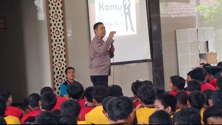 Bhabinkamtibmas Edukasi Siswa SMPN 28 Gresik tentang Bahaya Narkoba