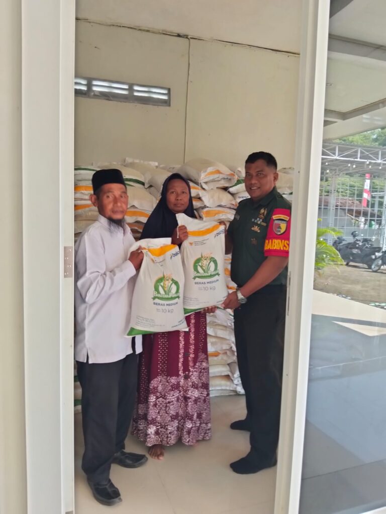 PEMERINTAH DESA CERMEN SALURKAN BANTUAN BERAS PANGAN DARI BULOG KEPADA 244 KELUARGA PENERIMA MANFAAT