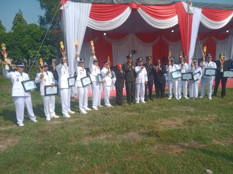 Momentum HUT RI ke-80, 11 Desa di Kecamatan Balongpanggang Terima Penghargaan Desa Taat Pajak